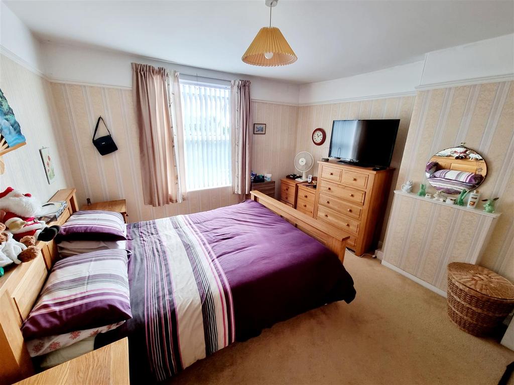 Bed 1.jpg