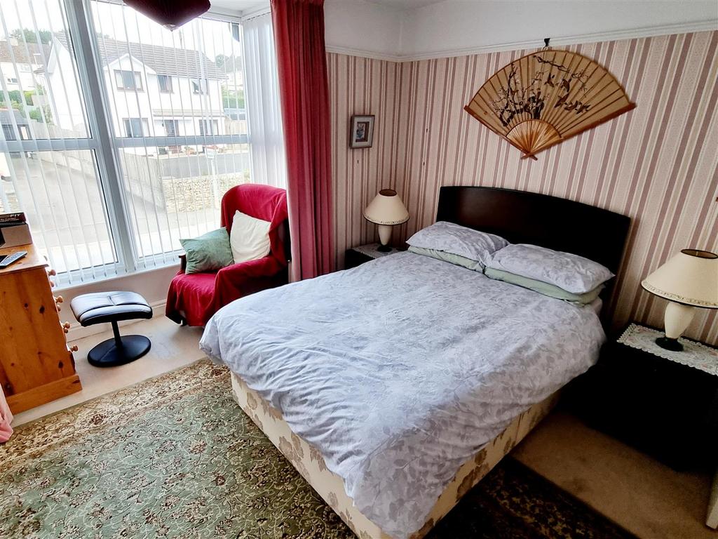 Bed 2.jpg