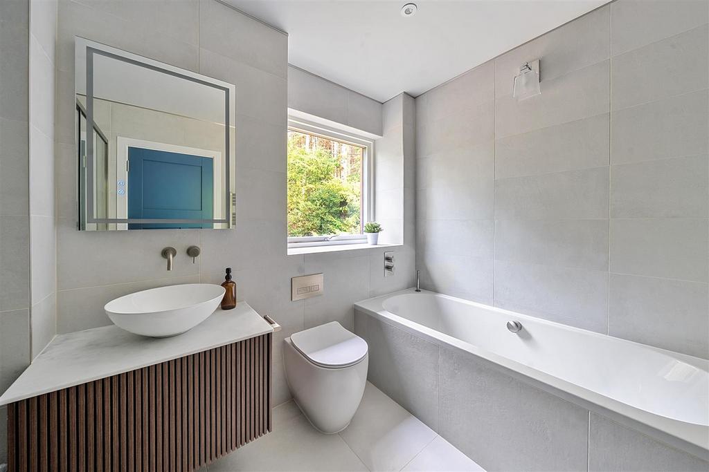 Main Bathroom.jpg