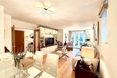 2 bedroom flat for sale, Finch Lane, Bushey WD23