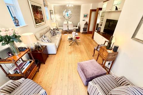 2 bedroom flat for sale, Finch Lane, Bushey WD23