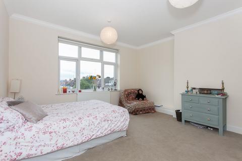 3 bedroom flat to rent, Finchley Road, London, NW11