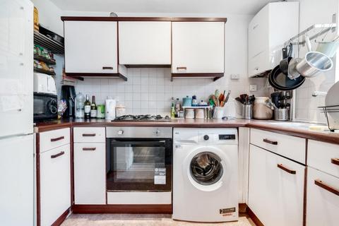 3 bedroom flat for sale, Hollingbourne Road, London SE24