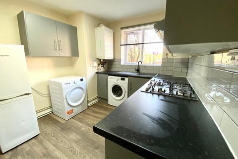 3 bedroom flat to rent, Pennington Court, Leeds LS6