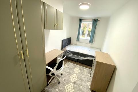 3 bedroom flat to rent, Pennington Court, Leeds LS6