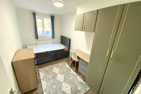 3 bedroom flat to rent, Pennington Court, Leeds LS6