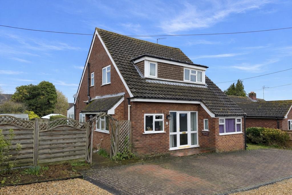 2 Stonebury Close front