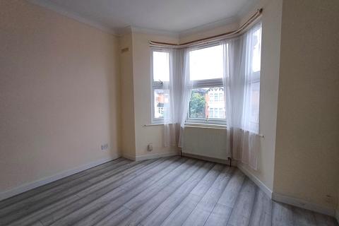 3 bedroom flat to rent, Melbourne Road, Ilford IG1