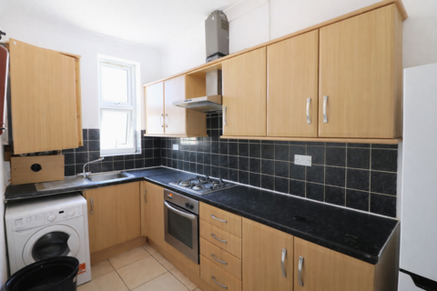 3 bedroom flat to rent, Melbourne Road, Ilford IG1