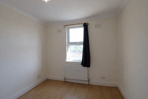 3 bedroom flat to rent, Melbourne Road, Ilford IG1