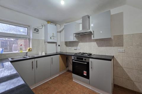 3 bedroom terraced house to rent, Fullwell Avenue, Essex IG5