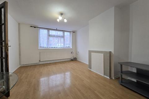 3 bedroom terraced house to rent, Fullwell Avenue, Essex IG5
