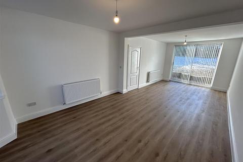3 bedroom semi-detached house to rent, Monckton Road, Oldbury
