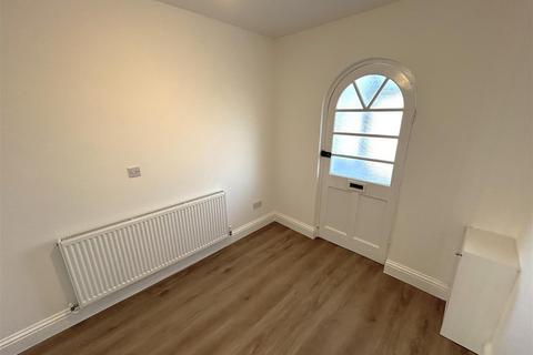 3 bedroom semi-detached house to rent, Monckton Road, Oldbury