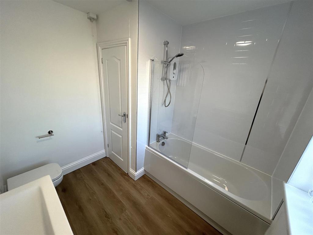 Bathroom 2.JPG