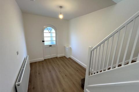 3 bedroom semi-detached house to rent, Monckton Road, Oldbury