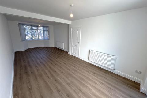 3 bedroom semi-detached house to rent, Monckton Road, Oldbury