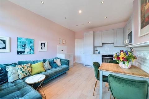 3 bedroom flat for sale, Cricklewood Broadway, London NW2
