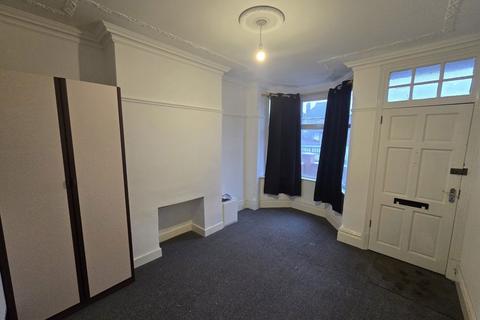2 bedroom terraced house to rent, Fosse Road North, Leicester
