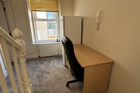 2 bedroom flat to rent, Lansdowne Road, Bournemouth, Dorset, BH1