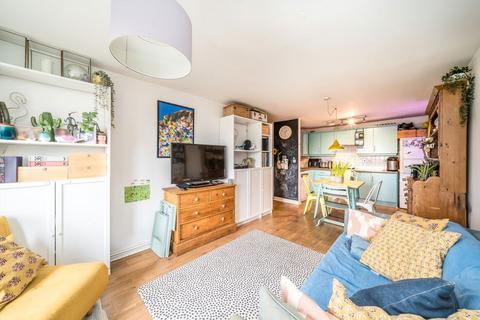 2 bedroom flat for sale, Effra Parade, London SW2