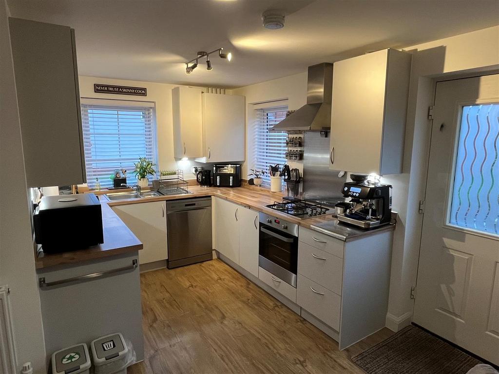 Kitchen2.jpg