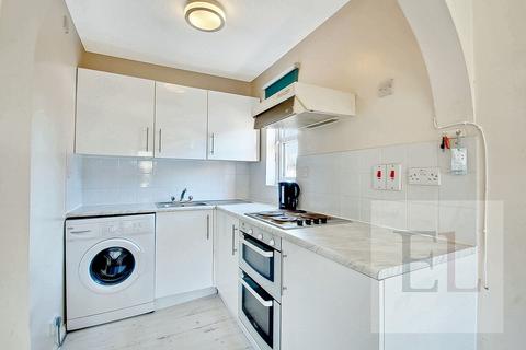 Studio to rent, Ash Walk, Wembley HA0