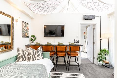 3 bedroom flat to rent,  Portland Road, London W11