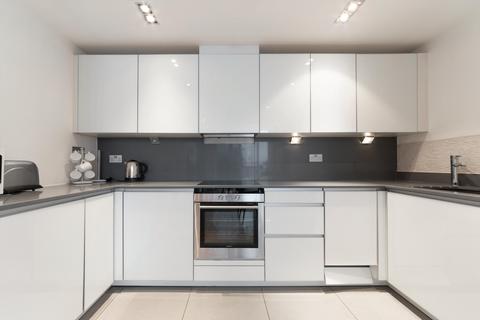 2 bedroom flat to rent, Christopher Court, Leman Street, London, E1