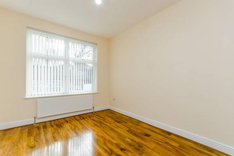 5 bedroom terraced house to rent, Swaffield Road, Earlsfield, London, SW18