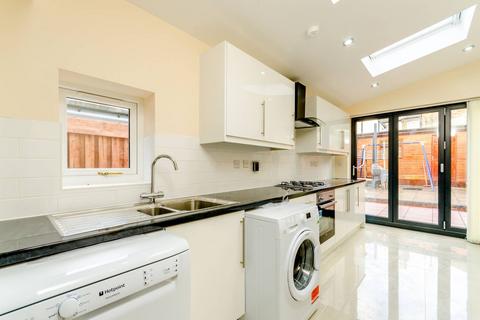 5 bedroom terraced house to rent, Swaffield Road, Earlsfield, London, SW18