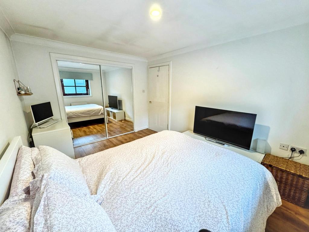 Bedroom 1 (2)