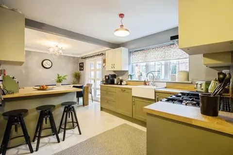 4 bedroom detached house for sale - Photo 4