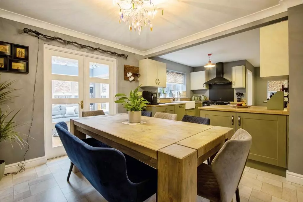 4 bedroom detached house for sale - Photo 7