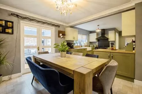 4 bedroom detached house for sale - Photo 6