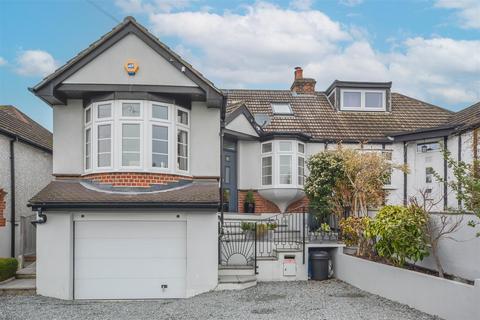 Westwood Avenue, Brentwood