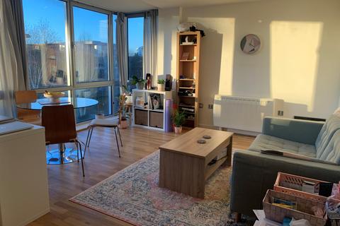 2 bedroom flat to rent, Mermaid House, Cross Street, PO1