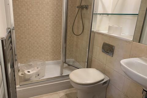 2 bedroom flat to rent, Mermaid House, Cross Street, PO1