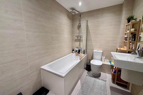 2 bedroom apartment for sale, Kingsley Park Terrace, Kingsley, Northampton NN2