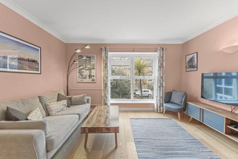 3 bedroom terraced house to rent, Queen Elizabeth Street, London