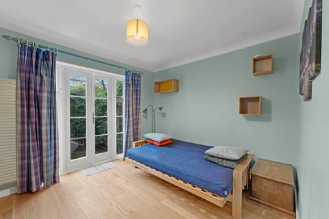 3 bedroom terraced house to rent, Queen Elizabeth Street, London