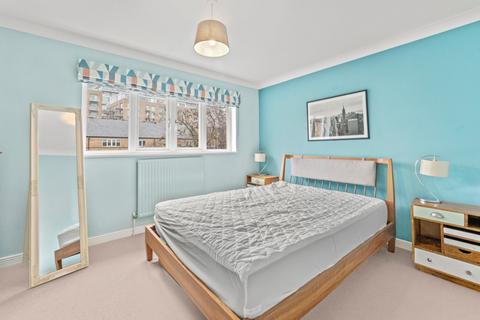 3 bedroom terraced house to rent, Queen Elizabeth Street, London