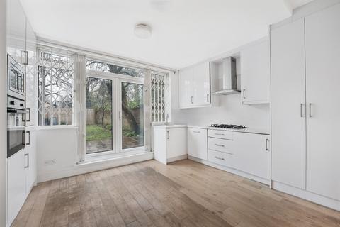 3 bedroom flat to rent, Thurlow Park Road, London