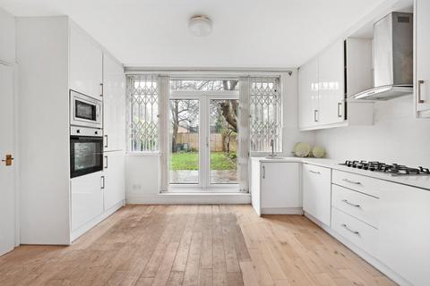3 bedroom flat to rent, Thurlow Park Road, London