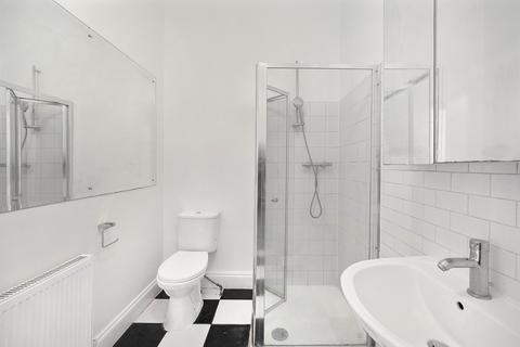 3 bedroom flat to rent, Thurlow Park Road, London