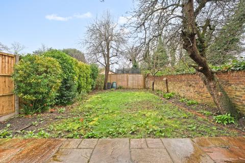 3 bedroom flat to rent, Thurlow Park Road, London