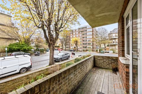 3 bedroom flat to rent, Eaton Gardens, Hove BN3