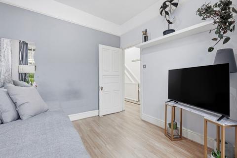 1 bedroom flat for sale, Fircroft Road, London SW17