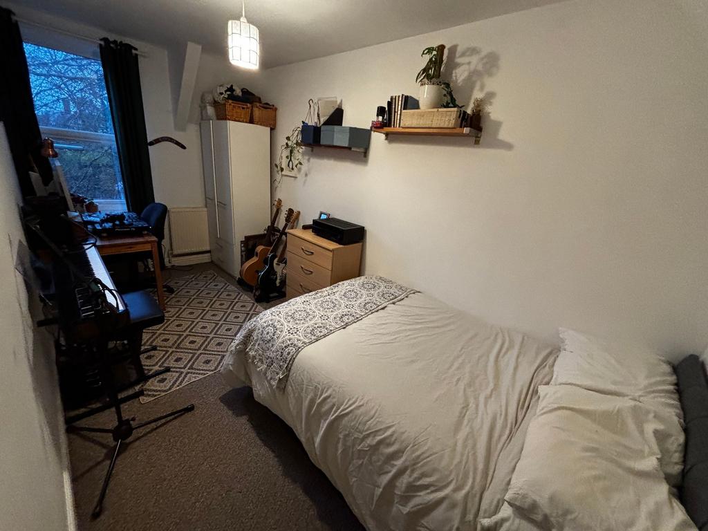 Well-kept single bedroom with a comfortable bed...