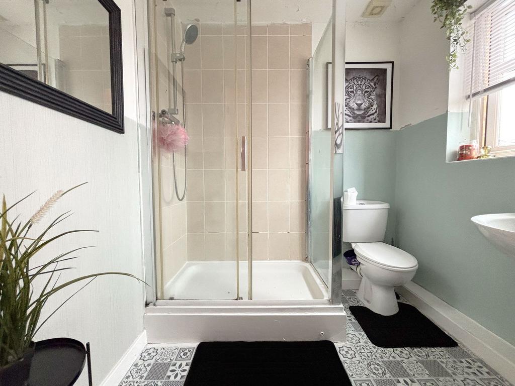 En-suite to Bed 2